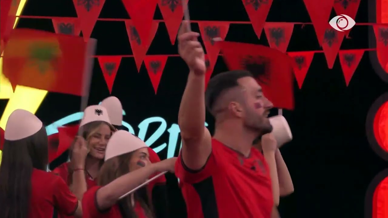 Fillon ndeshja e Kombëtares, banorët këndojnë himnin e flamurit