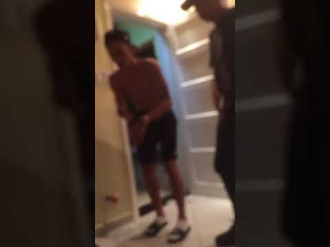 Mc Kiev lançando passinho na casa de praia 😂 100% resenha