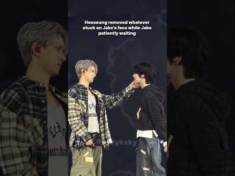 Heeseung helping Jake to remove something from his face #enhypen #heeseung #jake #engene