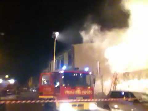 Firenze, incendio nella notte di un deposito