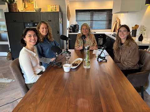 Ella’s Table Talks S43: Young Wise Women over de waarde van vriendschap in werk en privé thumbnail
