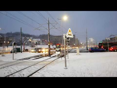 Uwaga tramwaj - podświetlany znak drogowy na przejściu dla pieszych