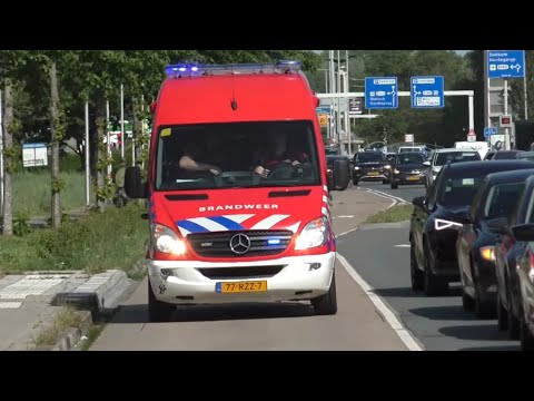 P1 Brandweer Leeuwarden WO 02-6110 met spoed naar persoon te water in Makkum