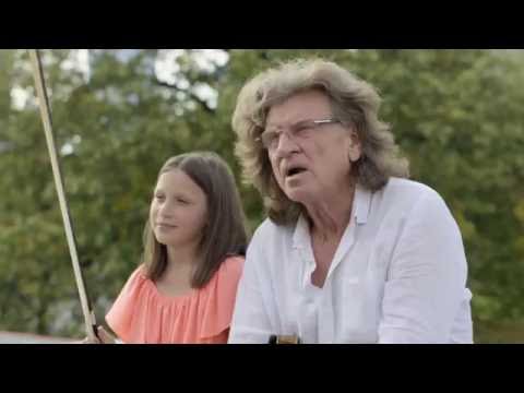 Zbyszek Wodecki łowi w nietypowych okolicznościach przyrody :) na przystanku AMS