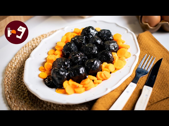 ALBÓNDIGAS en tinta de calamar: carne con salsa marinera