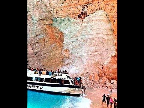 COCKTAIL VID | Shocking seconds high cliff collapses on Zante'beach in Greece !
