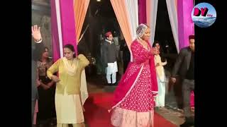 अमेरिकन टीवी स्टार Kesi Neblett ने कुल्लू में भारतीय परिधन पहनकर डाली पहाड़ी नाटी