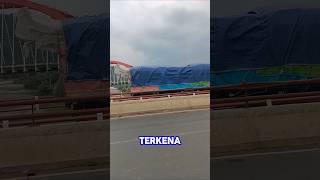 Download lagu penutup muatan truk tronton hijau yang lepas dijembatan kalikuto jalur Pantura mp3