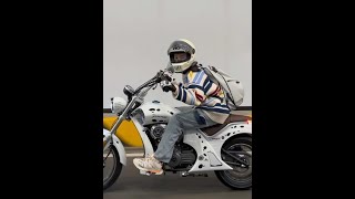 Download lagu Finally found a motorcycle with the whole foot on the ground and legs bent mp3