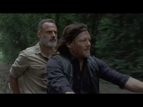 The Walking Dead 9x04 Rick and Daryl fights and then falls in a pit