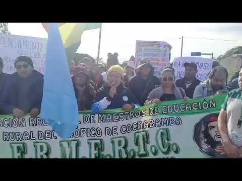 Magisterio urbano de puerto Villarroel bloquea en puente Ichilo