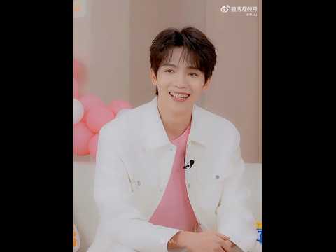 Seu sorriso fofo e ensolarado alegra meu dia 😍 La Nhất Châu #luoyizhou #luoyizhou