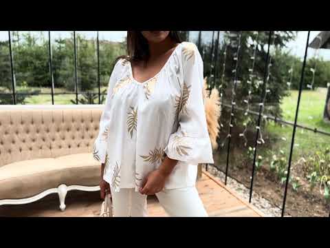 Bluzka boho ze złotym nadrukiem i haftem na plecach Sloan