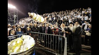 התוועדות והדלקה ממירון | הרב שמואל אליהו, הרב דוד דודקביץ והרב יהושע וייצמן | ל״ג בעומר תשפ״ה (הרב שמואל אליהו) - התמונה מוצגת ישירות מתוך אתר האינטרנט יוטיוב. זכויות היוצרים בתמונה שייכות ליוצרה. קישור קרדיט למקור התוכן נמצא בתוך דף הסרטון