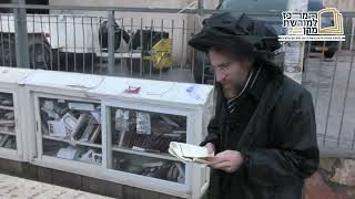 תיעוד: תפלה לזיווגים הגונים בערב ראש חודש שבט בציונו של מרן, ע"י תלמידו הרב עבדיאל ישראלי (מורשת מרן) - התמונה מוצגת ישירות מתוך אתר האינטרנט יוטיוב. זכויות היוצרים בתמונה שייכות ליוצרה. קישור קרדיט למקור התוכן נמצא בתוך דף הסרטון