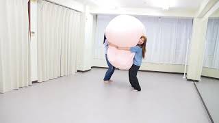 気象観測用の風船は非常に弾力性があります。Weather observation balloons are highly elastic.