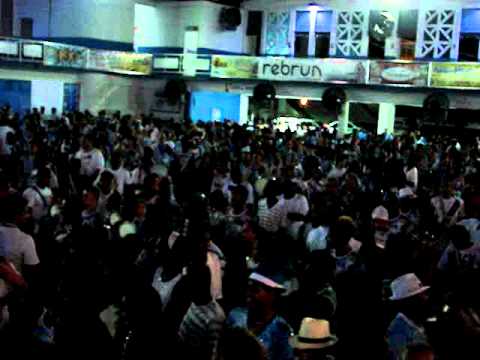 Neguinho cantando Beija Flor 1980