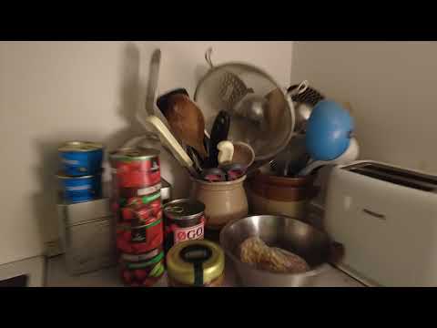 MongoTV_8033 - Tager 2 Over 1 År Gamle HAKKEBØFFER Ud Af Fryser og Spiser Grønne Oliven