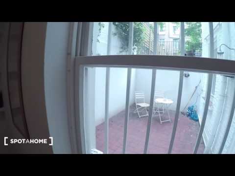 Rooms to rent in modern 3-bedroom apartment in Earls Court - Spotahome (ref 123695)