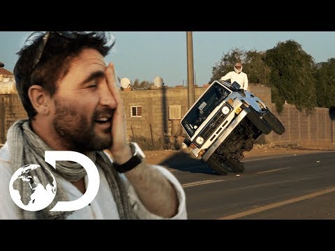 二輪で運転して楽しむサウジアラビア人はバイラルセンセーションになる｜Arabia with Levison Wood (Saudi Arabians Who Drive On Two Wheels For Fun Become Viral Sensation | Arabia With Levison Wood)