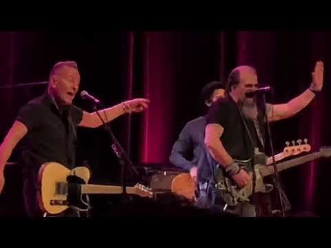 Bruce Springsteen, Steve Earle & the Dukes “Pink Cadillac” (NYC Town Hall, 13 December 2021)