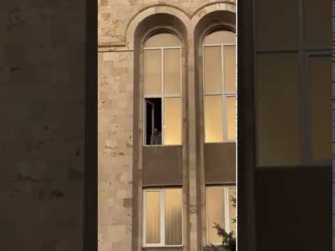 Հրայր Թովմասյանը ողջունում է բողոքի մասնակիցներին