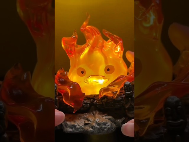 Vídeo relacionado con Vmxlso Calcifer Luz nocturna, Calcifer Lamp, Calcifer Desktop Model, Bonitos Adornos de Anime Lfen de Fuego Adornos, Calcifer Nightlight, Llamas Luz Ambiental Adecuado para Halloween