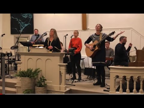 Ära ske Gud! Ära ske Gud! Fridsfursten kom och från synden han förde oss ut.