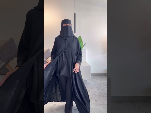 عباية سوداء بخطوط من نفس الخامة