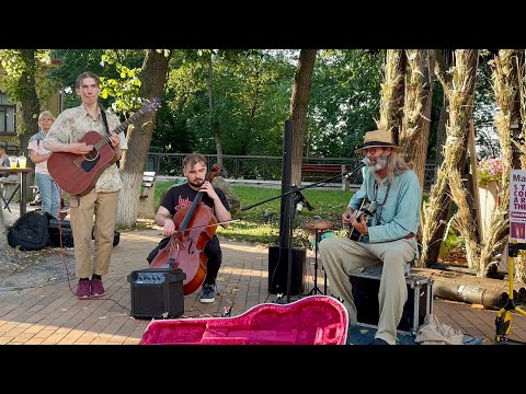 Street improvisation in Kyiv Ukraine - watch until the end!