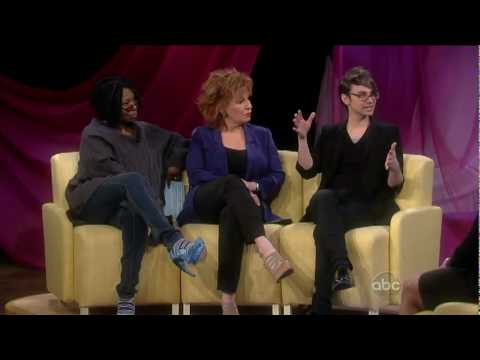 Shey Him modelando Christian Siriano