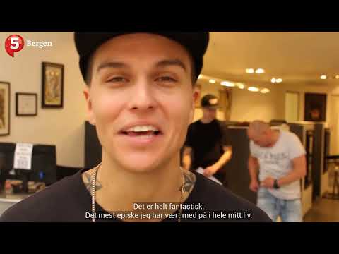 Kjellemann tatoverer Atle Pettersen på rumpen