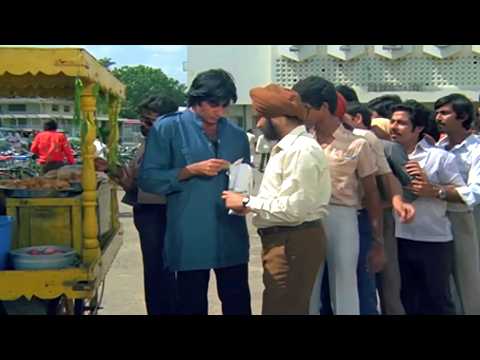 पानी पूरी के साथ अमिताभ ने ब्लैक की टिकेट बेचीं और धंधे में मुनाफा कमाया - Inquilaab Movie Scene