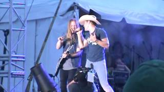 Dustin Lynch -  She Cranks My Tractor @ Country USA 2016