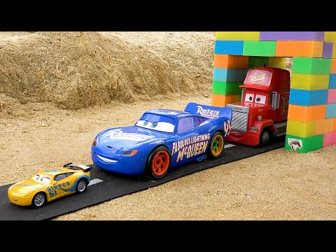 Rescue the cars truck from the magic gate with the police cars - Toy car story