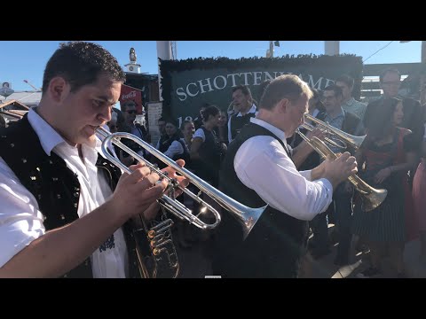 Oktoberfest München: Musikkapelle marschiert spontan durch das Schottenhamel-Festzelt (in 4K)