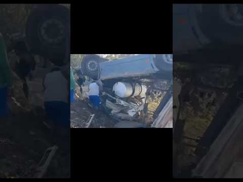 Carreta bitrem tomba em curva perigosa da BR-343 no Piauí