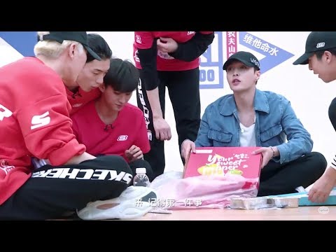 [Eng Sub] Yixing Treats Trainees Pizza & Explains the Meaning of Mask - 180327 IP E11 Preview LAY