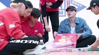 [Eng Sub] Yixing Treats Trainees Pizza & Explains the Meaning of Mask - 180327 IP E11 Preview LAY