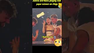 Jennie and Rosie playing rock paper scissors while Lisa&#39;s singing😂