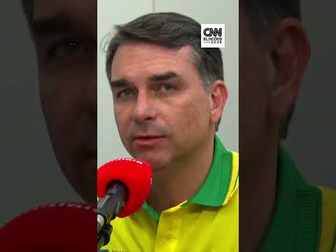Flávio Bolsonaro sobre imagem de Jair na campanha: “Vou usar no limite da lei”