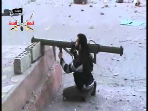 استهداف دبابة لقوات النظام بصاروخ من قبل أنصار السنة في درعا البلد في محافظة درعا