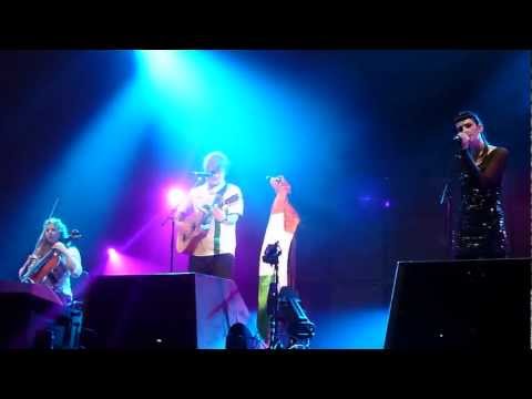 Ed Sheeran, Laura Sheeran & Vyvienne Long(Cello) - Volcano (Damien Rice Cover) O2 Dublin 13/01/2013