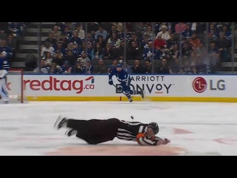 Hilarious Moment 🤣 Referee Kelly Sutherland Accidentally Assists Maple Leafs Score Goal