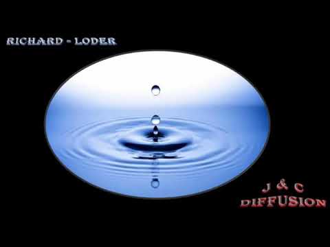 Il a sa main sur mon épaule