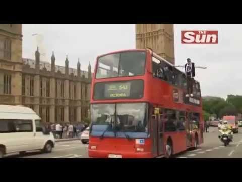 Increible,Un mago levitando al lado del bus en Londres.