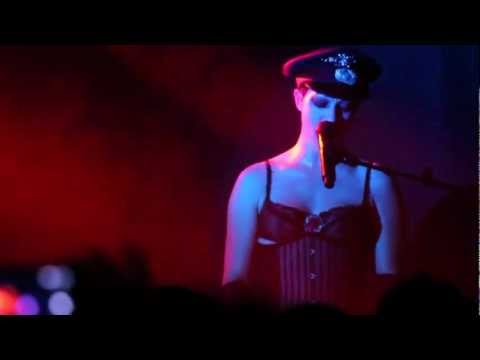 Amanda Palmer performs "Coin-Operated Boy" by crowd request: Abart