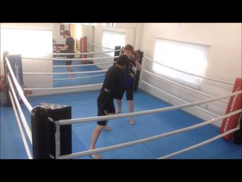 左ウィービング移動からジャブ二回。ボクシングのパーソナルレッスンジムは大阪のソアーボクシング