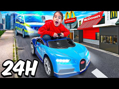 KLEINER JUNGE überlebt 24 STUNDEN im MINI BUGATTI 😱