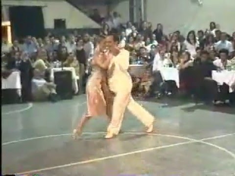  Maricel Giacomini  and  Maximiliano Cristiani  are  dancing  to  the  milonga  "  Reliquias Porteñas  "